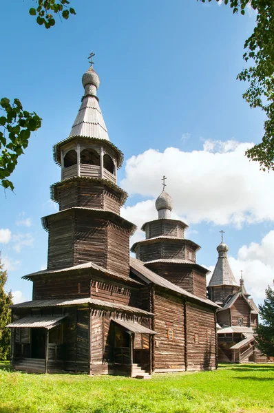 Velha igreja de madeira no noroeste da Rússia — Fotografia de Stock