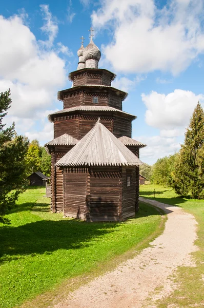 Деревянная церковь на северо-западе России — стоковое фото