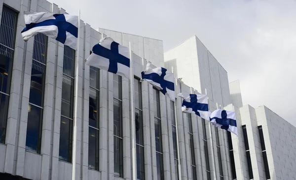 Размахивая финскими флагами против зала Finlandia — стоковое фото