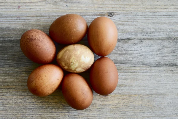 Siete huevos de Pascua pintados sobre un fondo de madera — Foto de Stock