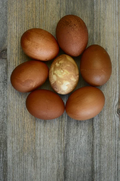 Siete huevos de Pascua pintados en una mesa de madera — Foto de Stock