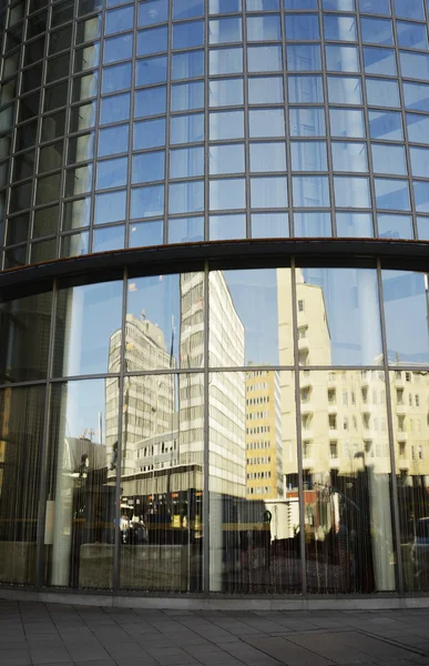 Reflejado en las ventanas espejadas de los edificios —  Fotos de Stock