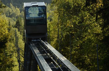 sonbahar orman üzerinde füniküler demiryolu