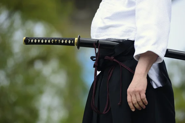 Aikido avec l'épée japonaise traditionnelle — Photo