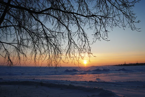 Onega Gölü üzerinde kış günbatımı — Stok fotoğraf
