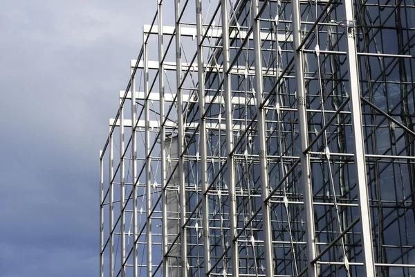Moderno edificio de oficinas con estructuras metálicas — Foto de Stock