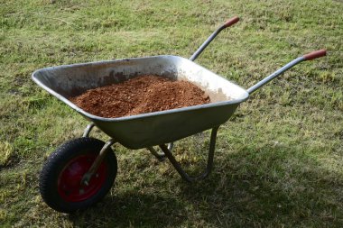 tuğla kırıntısı ile el arabası