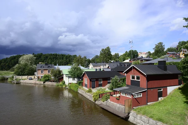 Case in legno lungo il fiume nella parte vecchia di Porvoo, Finlandia — Foto Stock