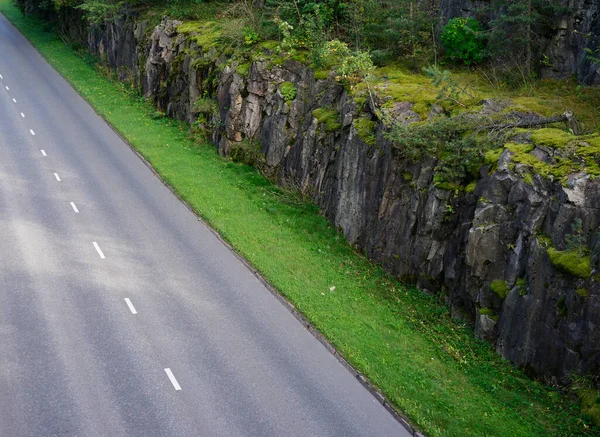 Asfaltová Cesta Podél Útesu Lesa Finsku — Stock fotografie
