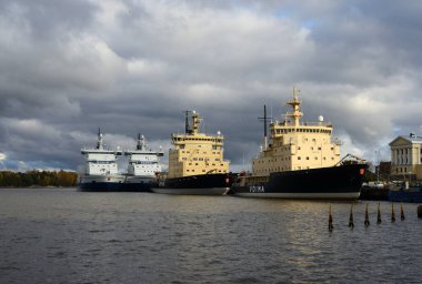 Fin buz kırıcılar Urho ve Voima sonbaharda Finlandiya 'nın Helsinki kentinde rıhtımda.