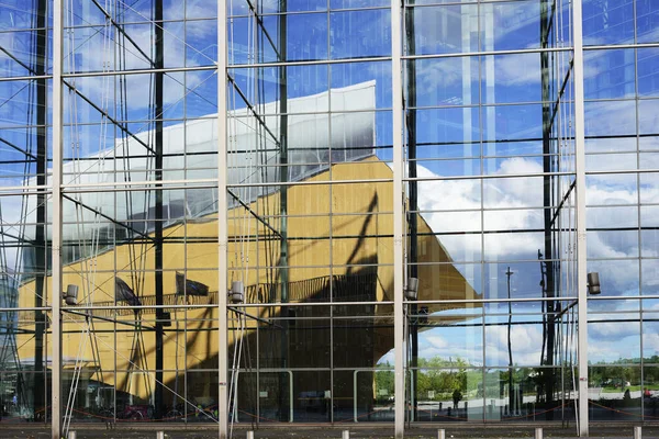 Byggnaden Centrumbiblioteket Oodi Helsingfors Återspeglas Glasfasaden Grannbyggnaden Sanamotalo — Stockfoto