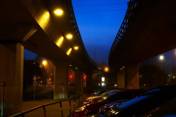 Estacionamento Perto Viaduto Metro Noite Helsínquia Finlândia — Fotografia de Stock
