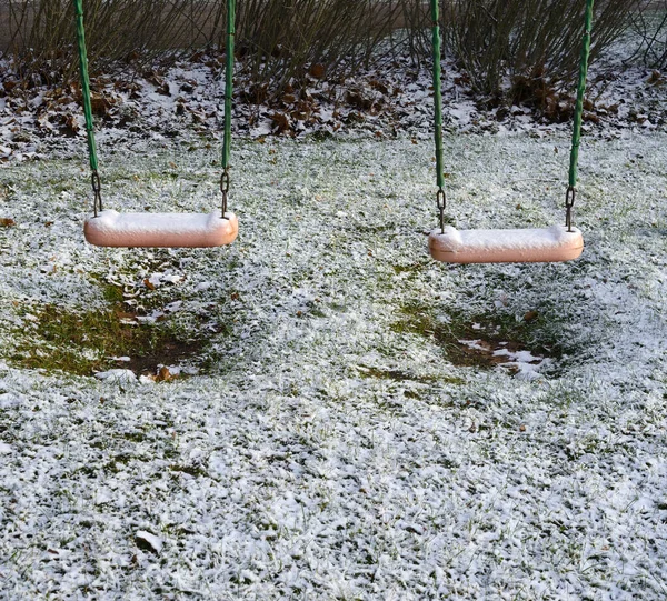 Huśtawka Dla Dzieci Podwórku Pokryta Pierwszym Śniegiem — Zdjęcie stockowe