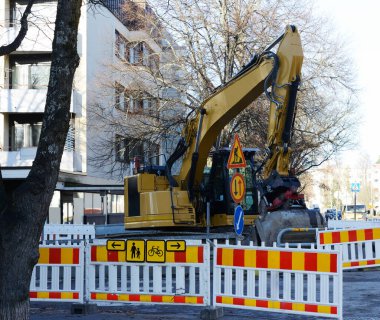 Şehirdeki elektrik şebekelerinin tamiri