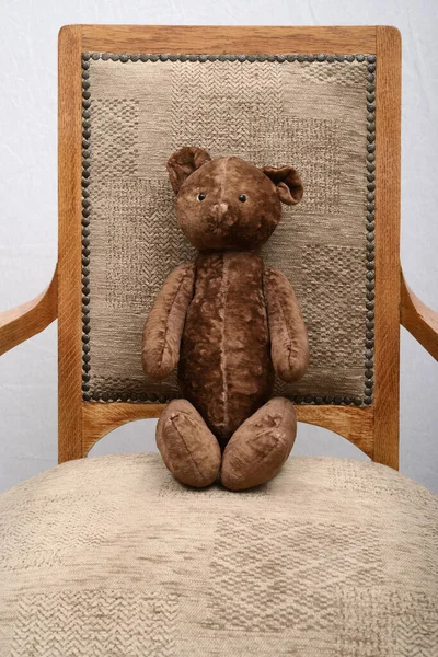 Shabby Teddybeer Zittend Een Oude Vintage Fauteuil Deadpan Fotografie — Stockfoto