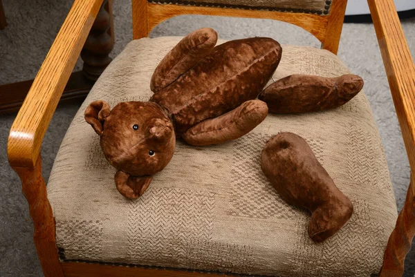 Törött Maci Játék Levágott Mancsokkal Egy Antik Karosszéken — Stock Fotó