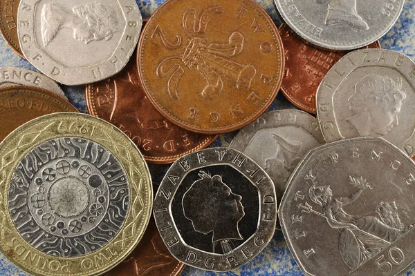 Много Британских Монет Разных Номиналов — стоковое фото