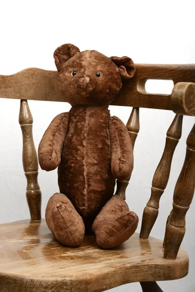 Игрушечный Плюшевый Мишка Сидит Старом Старинном Деревянном Кресле — стоковое фото