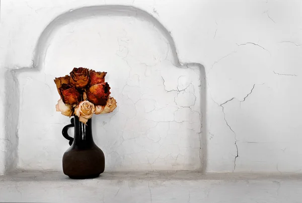 Rosas Secas Vaso Cerâmica Nicho Parede — Fotografia de Stock