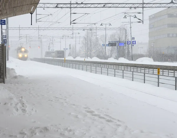 Vlak Přijíždí Nádraží Během Sněhové Bouře — Stock fotografie