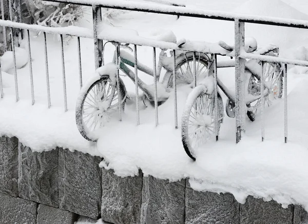 冬天海岸上有两辆雪地覆盖的自行车 — 图库照片