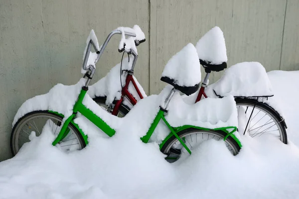 Duas Bicicletas Cobertas Neve Pátio — Fotografia de Stock