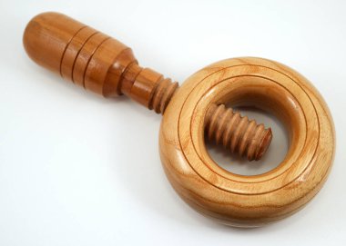 Beyaz arka planda geleneksel ahşap fındıkkıran