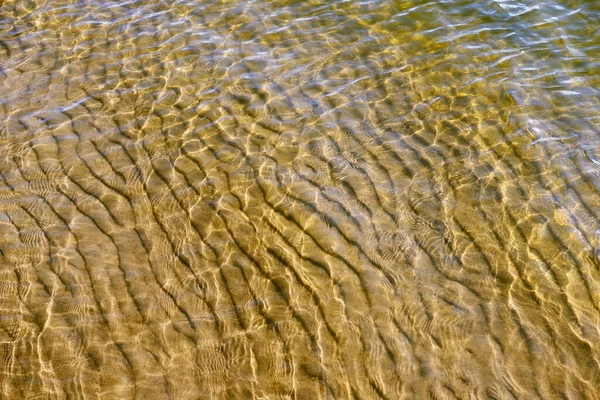Suyun Yüzeyi Güneş Işınları Tarafından Delinir Kumlu Tabanı Yoluyla Görülebilir — Stok fotoğraf
