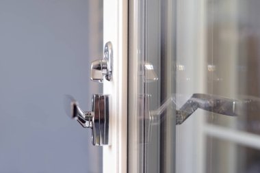 Krom saplı ve mandallı pencere kapısı