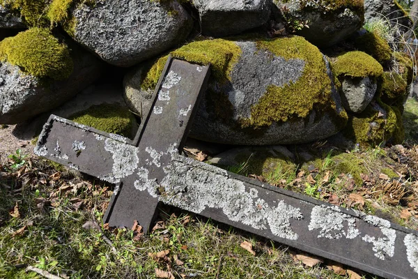 Uma Cruz Caída Uma Pilha Pedras Cobertas Musgo Velho Cemitério — Fotografia de Stock