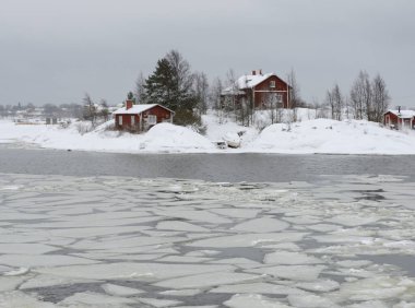 Finlandiya 'da Baltık Denizi' nde küçük bir adada yalnız bir ev ve sauna.