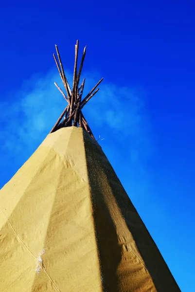 Indian Tepee Frost Blue Sky — Stock Photo, Image