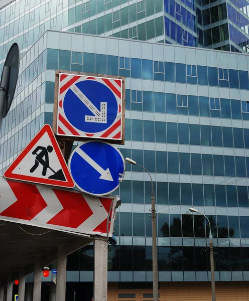 Moderne Bürogebäude Und Verkehrsschilder Der Stadt — Stockfoto