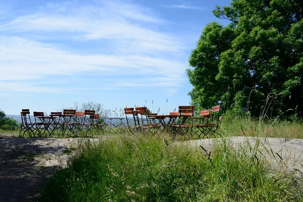 椅子やテーブルは海を見下ろす草や木の間で屋外で — ストック写真