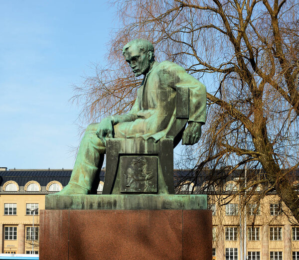 Мемориал Алексиса Киви перед Финским национальным театром в Хельсинки, Финляндия. Алексис Киви - финский писатель, написавший первый значимый роман на финском языке