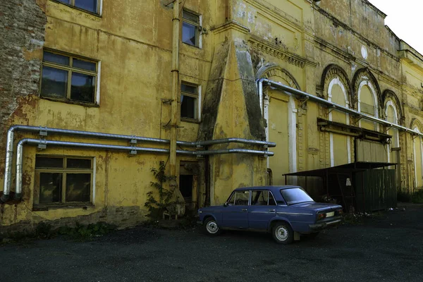 Vintage Μπλε Αυτοκίνητο Κοντά Στο Παλιό Κτίριο Εργοστάσιο — Φωτογραφία Αρχείου