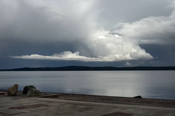 Nasyp Jeziora Onega Mieście Petrozavodsk Rosja Wyraziste Chmury Nad Wodą — Zdjęcie stockowe