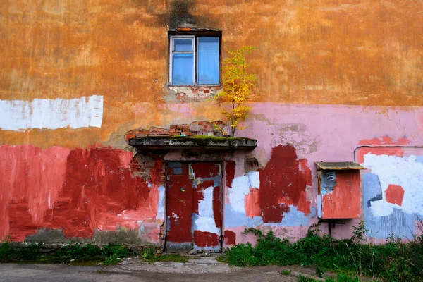 Penceresi Kapısı Farklı Renkte Lekeleri Olan Dağınık Eski Bir Evin — Stok fotoğraf