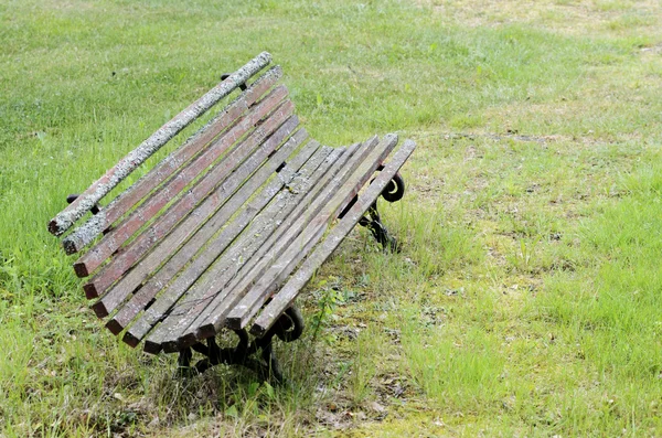 Stare ławki omszałych — Zdjęcie stockowe