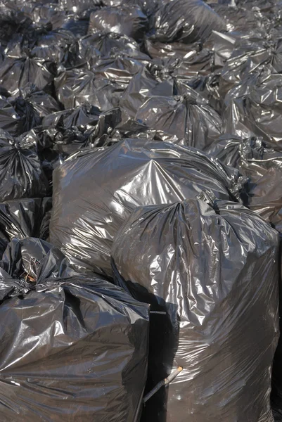 Pila de bolsas de basura negro con toneladas de basura, vertical —  Fotos de Stock