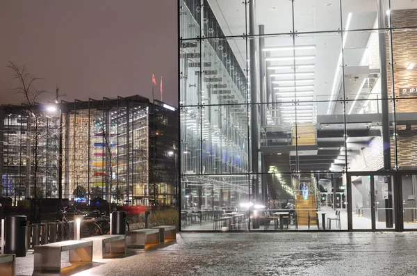 Kontorsbyggnader i Helsingfors centrum på natten — Stockfoto