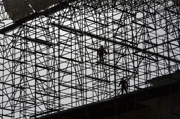 Workers assemble metal construction — Stock Photo, Image