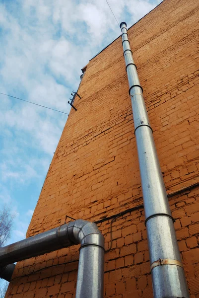 Dva ventilační potrubí na cihlovou zeď — Stock fotografie