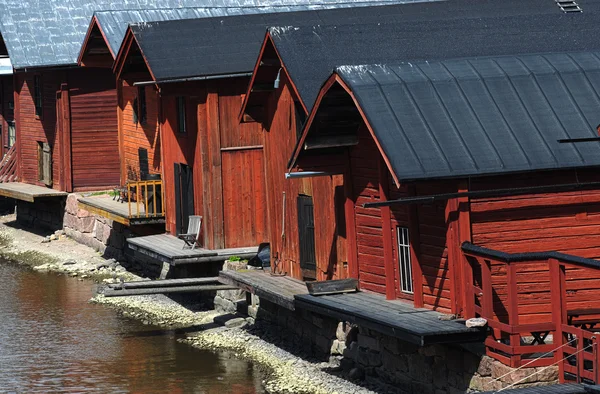 Graneros de madera cerca del río en el casco antiguo de Porvoo, Finlandia — Foto de Stock