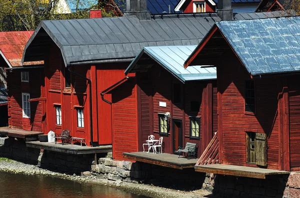 Houten schuren in de buurt van de rivier in de oude stad van Porvoo, Finland — Stockfoto