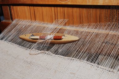 Mekik üzerinde antik dokuma tezgahı