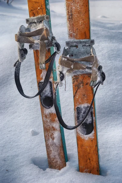 Старые деревянные лыжи в снегу — стоковое фото
