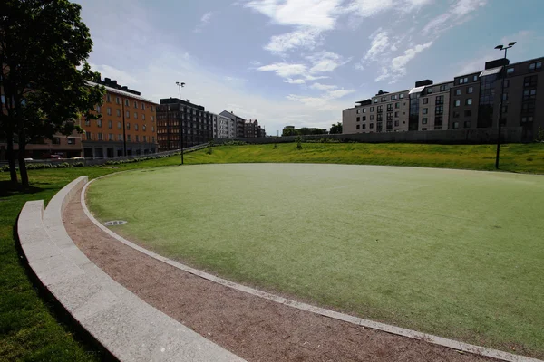 Ronde groene gazon in een woonwijk van Helsinki — Stockfoto