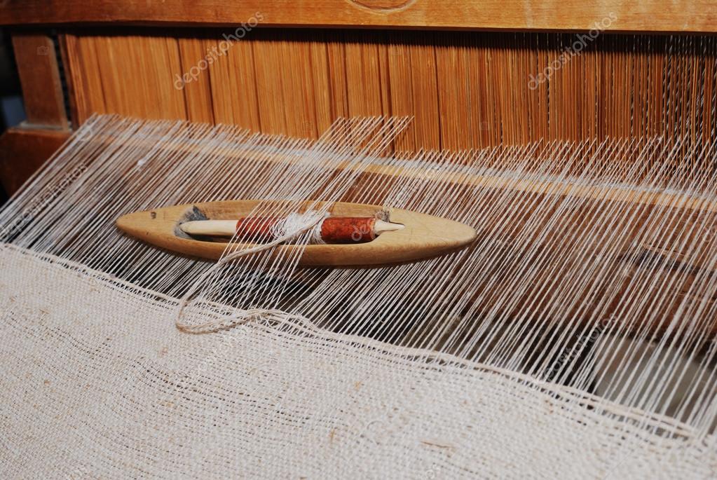 navette sur le métier à tisser antique — Photographie ollikainen © 57776443