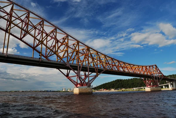 Ponte Dragão Vermelho sobre o rio Irtysh, perto de Khanty-Mansiysk, Russi — Fotografia de Stock